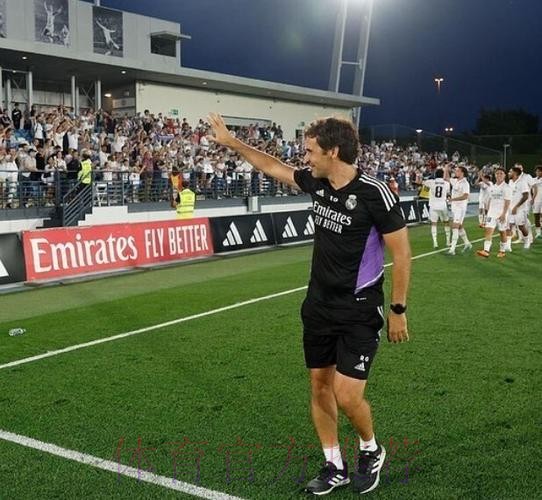 记者：劳尔拒绝执教沙尔克 他希望暂时留在皇马